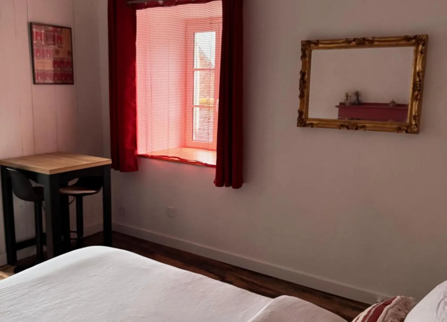 Chambre Rouge Pontrieux 0*,  France